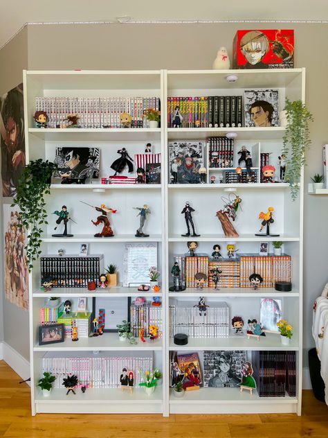 Gaming Room Bookshelf, Anime Display Case, Nerd Room Aesthetic Bedroom, Anime Gallery Wall, Bookshelf Figurines, Collector Room Ideas, Anime Bookshelf, Manga Shelf Aesthetic, Anime Figure Display