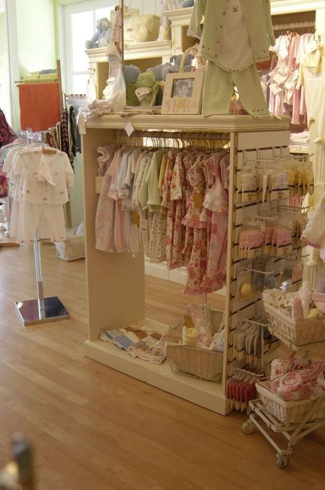 Boutique Counter, Vintage Gardens, Baby Store Display, Kids Clothing Store Design, Counter Ideas, Clothing Store Design, Boutique Display, Retail Displays, Boutique Ideas