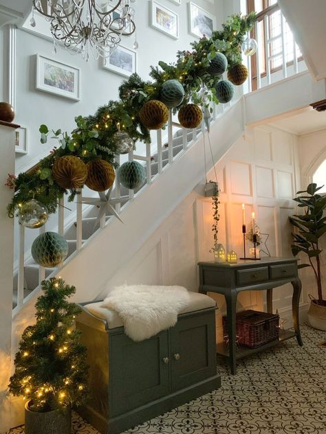 Christmas Hallway, Christmas Stairs Decorations, Christmas Staircase Decor, Christmas Stairs, Stairs Renovation, Beautiful Christmas Scenes, Christmas Staircase, Staircase Decor, Christmas Interiors