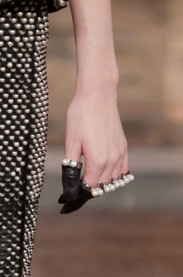 Valentino Fall 2013 Runway Couture Dior, Detail Couture, Fashion Gloves, Rebecca Ferguson, Fashion Articles, Fall Accessories, Fall Shoes, Steam Punk, Purse Jewelry