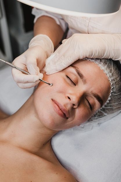 Premium Photo | Young beautiful woman gets facial cleansing procedure in a beauty salon Facial Images, Regular Skin Care Routine, Skin Lightener, Facial Aesthetics, Proper Skin Care, Best Skin Care Routine, Skin Care Shopping, Facial Spa, Medical Aesthetic