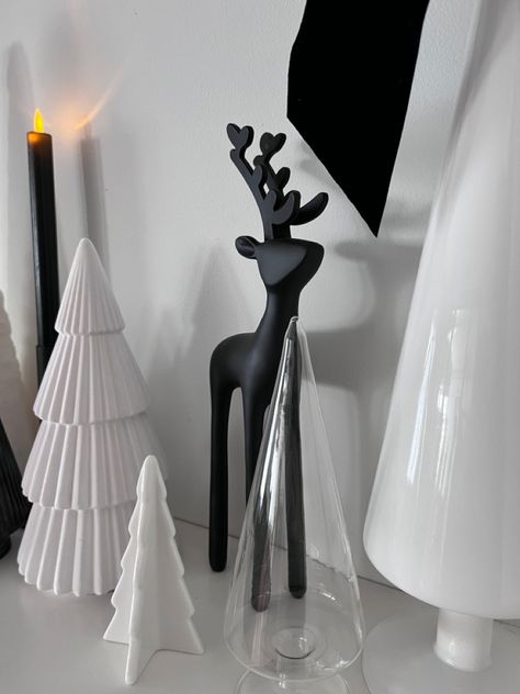 Minimalist Christmas decor 2022 Minimalist Christmas 2024, White Modern Christmas Decor, Christmas Decor Ideas White And Black, Monochrome Christmas Decor, Black White Silver Christmas Decor, Black White And Silver Christmas Decor, Black And Cream Christmas Decor, Black And White Christmas Decor Ideas, Christmas Decor Ideas Black And White