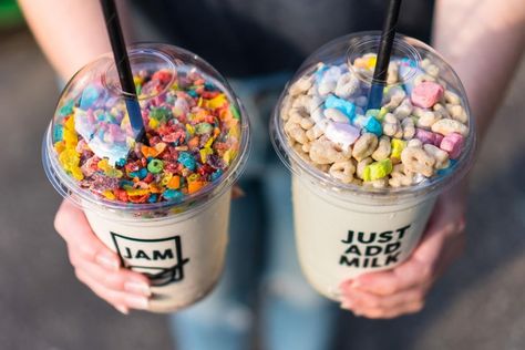 Popular Ottawa cereal bar JAM Cereal hosted a pop-up in Toronto, inside Convenience Resto Bar on Queen Street West, where patrons got a chance to taste test their delicious cereal milkshakes. Cereal Bar Restaurant, Cereal Bar Party, Cereal Toppings, Milkshake Delivery, Cereal Bars Party, Cereal Milkshake, Cereal Cafe, Resto Bar, Milkshake Bar