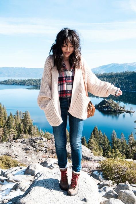 15 Hiking Outfits That Are Cute AF - Society19 How To Wear Cardigan, Climbing Outfits, Madewell Plaid, Cute Hiking Outfit, Outfit Hiking, Hiking Outfits, Hiker Boots, Hiking Outfit Women, Oak Fort