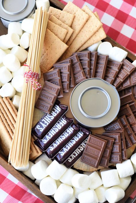 S'mores Charcuterie Board-A fun idea for outdoor entertaining this summer! Make a cute charcuterie board with marshmallows, graham crackers and chocolate, then let guests create their own s'more! #summer #smores #dessert #summerentertaining #charcuterieboard Candy Charcuterie Board Ideas, Halloween Candy Charcuterie Board, Charcuterie Board Ideen, Candy Charcuterie Board, Candy Charcuterie, Smores Party, Halloween Charcuterie Board, Bruschetta Bar, Halloween Charcuterie