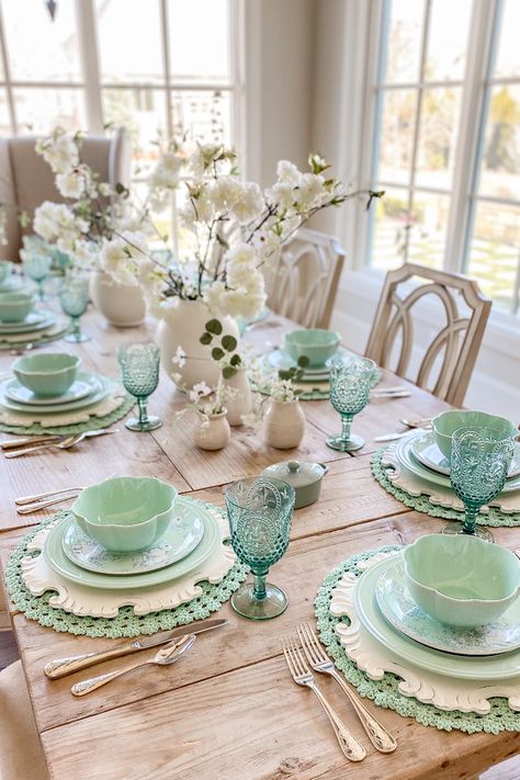 Find the perfect spring tablescape ideas to use this Easter and beyond for a beautiful presentation. Learn how here. Fall Tablescapes Elegant, Beautiful Tablescapes, Tablescape Ideas, Easter Tablescapes, Spring Tablescapes, Dinner Table Decor, Thanksgiving Table Settings, Beautiful Table Settings, Spring Table