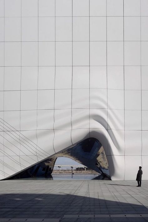 A rift, a portal, an illusion? 🪄 It looks like all three, but this fluid architecture actually marks the entrance to the world’s largest club: Chroma, in Paradise City, South Korea. The complex – also known as “The Imprint” – promises visitors a truly transcendent experience. Entrance Portal Architecture, Void Entrance, Focal Point Architecture, Oscar Neymar Architecture, Form Follows Function Architecture, Undulating Architecture, Fluid Interior Design, Illusion Architecture, Portal Architecture