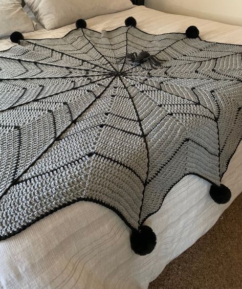 Bat Crochet Blanket, Spiderweb Blanket Crochet Pattern Free, Crochet Patterns Witchy, Goth Crochet Decor, Gothic Crochet Blanket, Goth Crochet Projects, Goth Crochet Blanket, Gothic Crochet Ideas, Goth Crochet Ideas