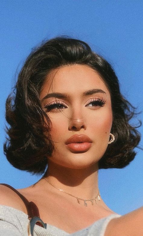 Structured Sophistication Bob Haircut Ideas : bob haircut, 90s bob, layered bob haircut, bob haircut with bangs, bob haircut with curtain bangs Latina Short Hair, Short Hair Latina, Latina Hair, Chin Length Bob, Hairdos For Short Hair, Baddie Hairstyles, Long Curly Hair, Bobs Haircuts, Bob Hairstyles