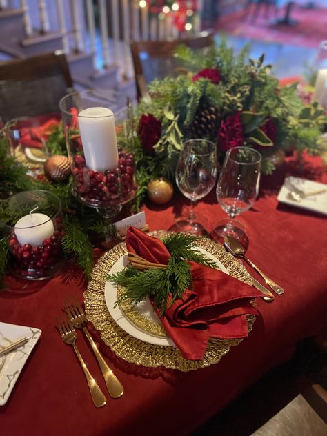 Christmas Tablescapes Red Tablecloth, Traditional Xmas Table Settings, Christmas Dinner Table Red And Gold, Red And Gold Christmas Tablescape, Red Table Setting Christmas, Christmas Table Red And Green, Red Tablecloth Christmas Table, Christmas Table Red And Gold, Classy Christmas Table Settings