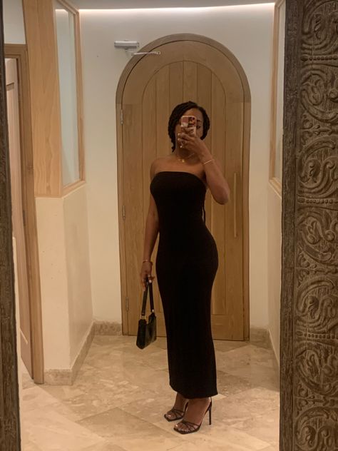 Bandeau Dress Aesthetic, Black Skin Dress Outfit, Tube Black Dress Outfit, Black Bandeau Dress Outfit, Black Strapless Dress Outfit Casual, Black Tube Dress Outfit Classy, Black Dress On Black Women, Long Tube Dress Outfit, Tube Dress Aesthetic