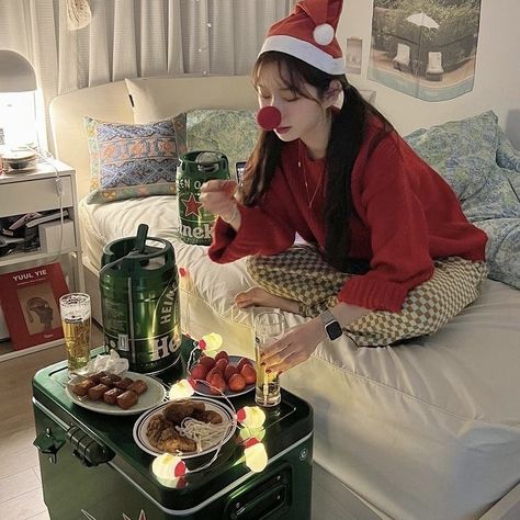 Korean Christmas Aesthetic, Korean Christmas Outfit, Cute Friend Poses, Aesthetic Ethereal, Christmas Poses, Photography Tricks, Makeover Bedroom, Anime Christmas, Korean Japanese