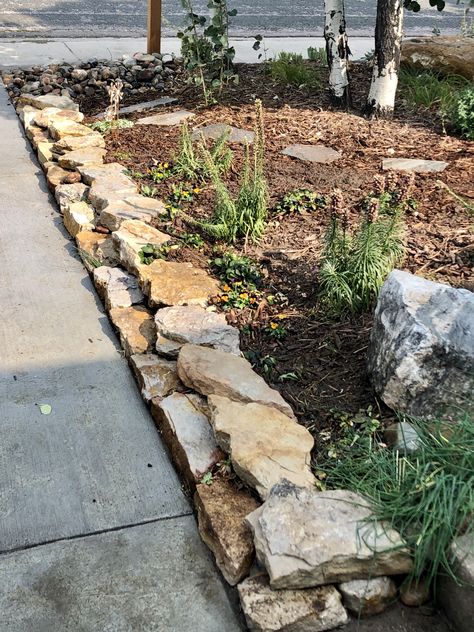 Garden Edging Stones, Stone Backyard, Edging Stones, Stone Edging, Taman Diy, Stone Landscaping, Driveway Landscaping, Desain Lanskap, Landscape Edging