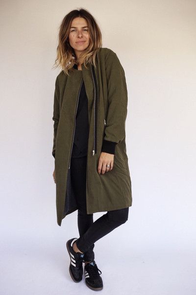 Army Coat Outfit, Army Green Coat, Army Coat, Zip Coat, Coat Outfit, Green Coat, Adidas Samba, Mode Inspiration, The Clothes