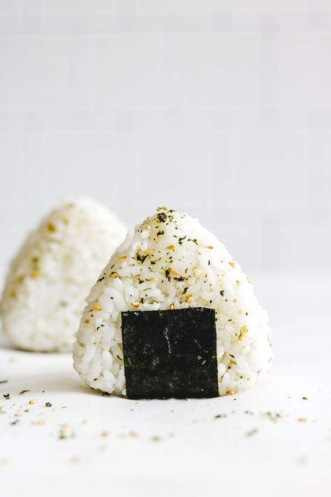 How to Make Onigiri (Japanese Rice Balls) | Ultimate Guide - Okonomi Kitchen Kitchen Posters Decor, Onigiri Recipes, Okonomi Kitchen, Japanese Rice Balls, Food Delivery Packaging, Posters Decor, Rice Snacks, Posters Aesthetic, Aesthetic Kitchen