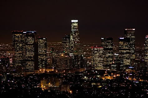 Los Angeles at night City At Night Wallpaper Laptop, Night Sky Aesthetic Laptop Wallpaper, City Wallpaper Aesthetic Laptop, City Night Laptop Wallpaper, New York Aesthetic Desktop Wallpaper, Night City Pc Wallpaper, New York Background Laptop, Night Luxe Wallpaper, Black Ipad Background