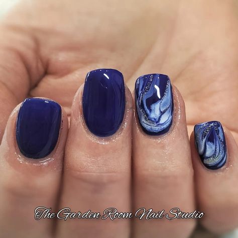 Navy Blue Nail Ideas Gel, Short Navy Blue Nails Art Designs, Beach Marble Nails, Marbled Nails Gel, September Blue Nails, Multi Colored Blue Nails, Blue And Gray Nail Ideas, Navy And White Nail Designs, Navy Blue Gel Nails Ideas