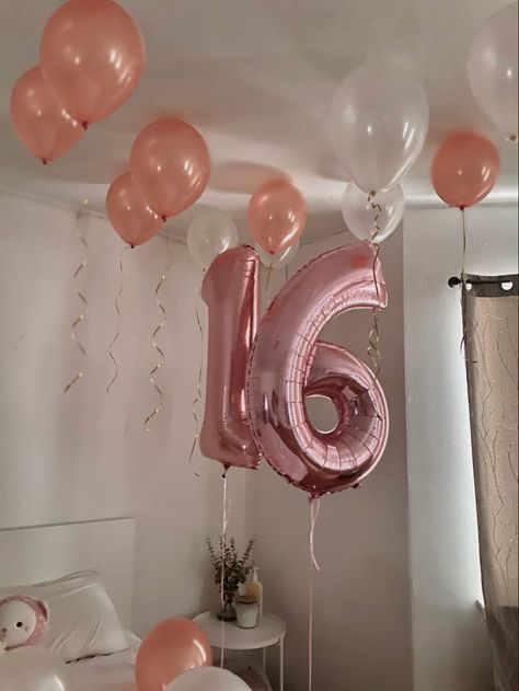 Sweet 16 Instagram Pictures, 16th Birthday Aesthetic, Sweet 16 Aesthetic, Sweet 16 Pictures, Sweet Sixteen Birthday Party Ideas, Pretty Balloons, 17th Birthday Ideas, 16th Birthday Decorations, Birthday Room Decorations