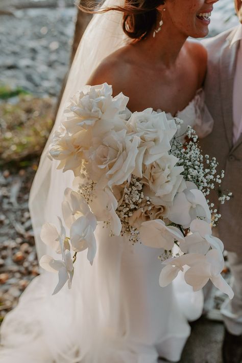 Bride Bouquets White, White Roses Wedding, Rose Bridal Bouquet, Wedding Bouquets Bride, Bridal Bouquet Flowers, Babies Breath, Rose Wedding Bouquet, White Bridal Bouquet, White Wedding Bouquets