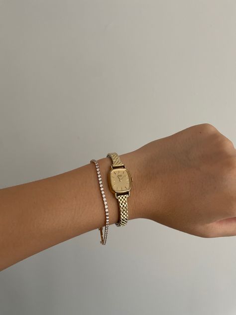 Vintage Gold Watch, Golden Watch, Gold Bracelet Simple, Wrist Jewelry, Jewelry Accessories Ideas, Dope Jewelry, Classy Jewelry, Jewelry Lookbook, Fancy Jewelry