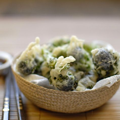 broccoli tempura with soy and ginger dipping sauce. At its heart, Japanese cooking is simple, quick and healthy, and this #vegan dish is a good example of this principle. The light batter quickly coats itself around the broccoli in the hot oil, sealing in the flavor and ensuring the vegetables do not absorb the cooking oil. The flavor-packed soy and ginger dipping sauce is a perfect match. Tempura Air Fryer, Tempura Broccoli, Crockpot Thai Chicken Curry, Crockpot Thai Chicken, Crockpot Thai, Ginger Dipping Sauce, Gluten Free Dairy Free Breakfast, Thai Chicken Curry, Pinterest Food