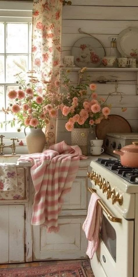 Cottage Core Kitchen, Cocina Shabby Chic, Shabby Chic Decorating, Casa Retro, Cottage Aesthetic, Decor Shabby Chic, Casa Vintage, التصميم الخارجي للمنزل, Cottage Kitchens