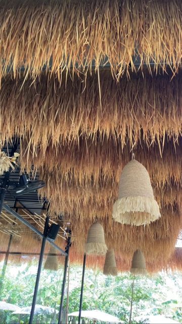 Straw Ceiling, Relaxing Space, Garden Inspo, Coastal Boho, Beach Bar, Coastal Design, Beach Bars, False Ceiling, Ceiling Decor