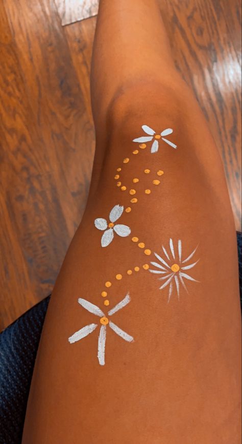 Painting Leg Ideas, Things To Paint On Ur Leg, Cute Leg Paintings, Face Paint On Leg, Summer Beach Drawing Ideas, Cute Things To Paint On Your Leg, Things To Draw Summer Vibes, Leg Face Paint, Face Painting Ideas Aesthetic