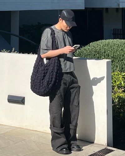 Rick Owens Shorts Outfit, Cos Quilted Bag Outfit, Rick Owens Outfit Men, Cos Bag, Rick Owens Outfit, Uniqlo Outfit, Oversized Shoulder Bag, Bum Bag Outfit, Cos Bags