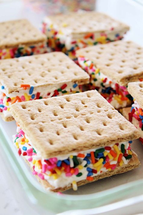 Graham Cracker Ice Cream Sandwich, Graham Cracker Dessert, Easy Ice Cream Sandwiches, Cracker Dessert, Graham Cracker Recipes, Chocolate Graham Crackers, Simple Dessert, Easy Ice Cream, Ice Cream Social