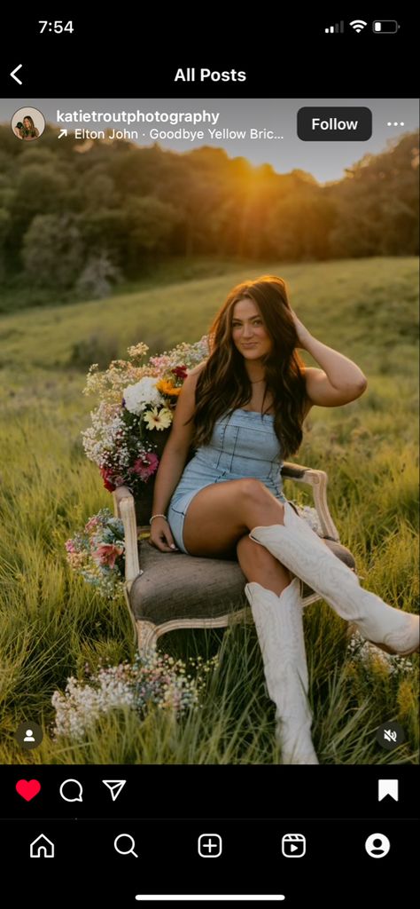 Senior Pictures With Confetti, Senior Ambassador Photography, Summer Senior Pictures Outfits Country, Flower Chair Senior Pictures, Cute Senior Photo Outfits, Cute Photos To Take, Unique Senior Picture Ideas Summer, Senior Picture Ideas Colorful, Farm Senior Picture Ideas