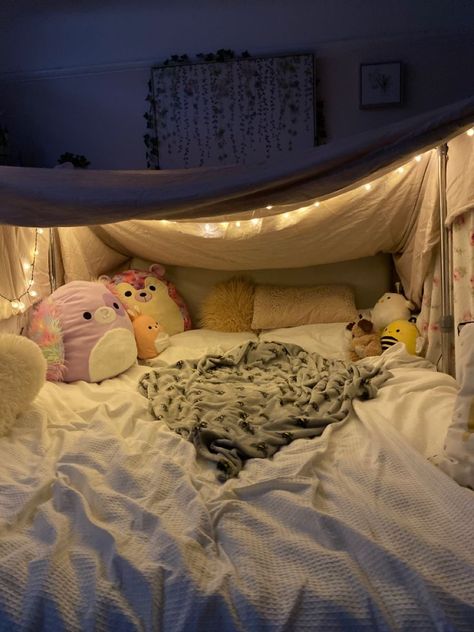 Sleepover Bedroom, Sleepover Forts, Sleepover Fort, Bedroom Fort, Pidżama Party, Living Room Fort, Jimin Fanfiction, Fort Ideas, Sleepover Room