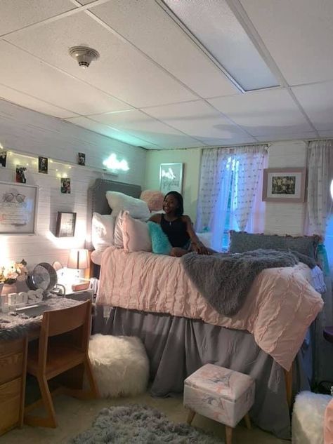 Pink And Gray Dorm Room Ideas, Hbcu Dorm Ideas, Grey Dorm Room Ideas, Luxury Dorm Room Ideas, Dorm Room Ideas For Girls College, Grey Dorm Room, Luxury Dorm Room, Dorm Room Themes, Pretty Dorm Room