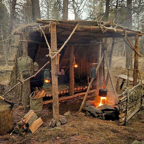 Bushcraft Projects, Supraviețuire Camping, Bushcraft Shelter, Camping Shelters, Outdoor Survival Gear, Bushcraft Skills, Bushcraft Gear, Bushcraft Camping, Survival Shelter