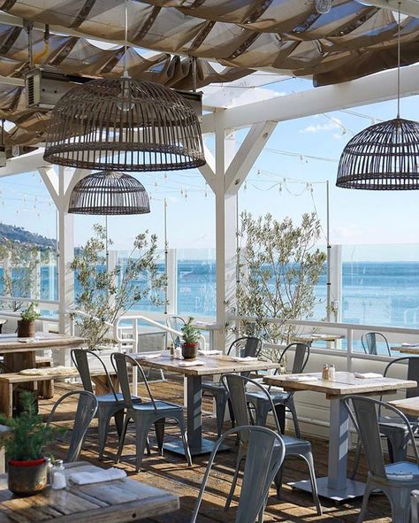 Malibu Farm is a farm-to-table restaurant with locations in Malibu, Newport Beach, Miami, and Lanai, but its original locations in Malibu… Malibu Farm Cafe, Malibu Restaurants, Restaurants In Los Angeles, Malibu Farm, Farm Restaurant, Hobby Farm, California Coastal, California Beach, Hobby Farms