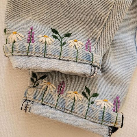 Embroidery Jeans Diy, Clothes Embroidery Diy, Beginner Embroidery, Denim Embroidery, Diy Bricolage, Embroidery Stitches Tutorial, Hand Embroidery Projects, Fun Friends, Hand Embroidery Flowers