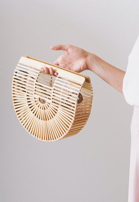 Sustainable and ethical wooden purse Bag Photoshoot, Fall Handbag Trends, Fall Bags Handbags, Bamboo Bags, Wooden Purse, Trendy Purses, Wooden Bag, Sustainable Accessories, Circular Fashion