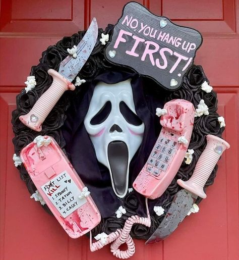 Scream Halloween Wreath, Ghostface Wreath Diy, Ghostface Halloween Decorations, Ghost Face Themed Party, Scream Wreath Halloween, Scream Ghost Face Birthday Party, Ghostface Crafts, Pastel Horror Aethstetic, Scream Ghostface Birthday Party