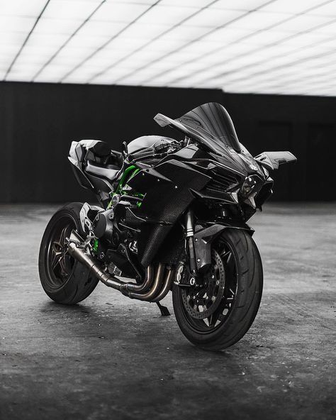 Ninja H2R!😍 | Photo by @25thh | #blacklist #kawasaki #ninja #h2r Kawasaki Ninja H2r Black Aesthetic, Bimota Tesi H2, Kavasaki 1000 Ninja H2r, H2r Kawasaki Wallpaper Iphone, Kawasaki H2r Wallpaper 4k, Ninja H2r Wallpaper Hd 4k, Kawasaki Ninja Bike, Moto Ninja, Sport Motorcycles