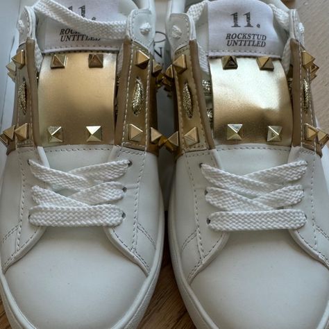 Never Worn Rockstud Gold Sneakers. Comes With A Bag And The Box Valentino Shoes Outfit, Valentino Rockstud Sneakers, Wishlist Shoes, Valentino Garavani Sneakers, Valentino Sneakers, Valentino Garavani Shoes, Gold Sneakers, Stockholm Style, Lace Sneakers