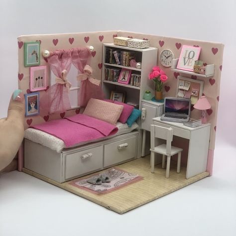 Diy Mini House Projects, Diy Mini Room Ideas, Lps House Ideas, Mini Bedroom Diy, Doll Room Diy, Cute Crafts With Cardboard, Carbord Craft House, Mini Room Craft, Diy Miniature Room