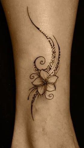 49 styles de tatouages pour femme pour vous inspirer - Astuces de filles Tattoos Hawaii, Maori Tattoo Frau, Ankle Tattoo Men, Tattoos Shoulder, Plumeria Tattoo, Cute Ankle Tattoos, Tattoos Leg, Polynesian Tattoos Women, Hawaii Tattoos