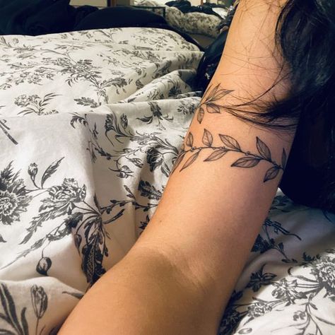 Upper Arm Tattoos For Women Wrap Around, Vine Wrap Around Tattoo Upper Arm, Wrap Around Mid Arm Tattoo, Leave Around Arm Tattoo, Upper Arm Woman Tattoo, Upper Arm Leaves Tattoo, Black And Grey Upper Arm Tattoo, Ivy Arm Band Tattoo, Leaf Tattoo Arm Wrap