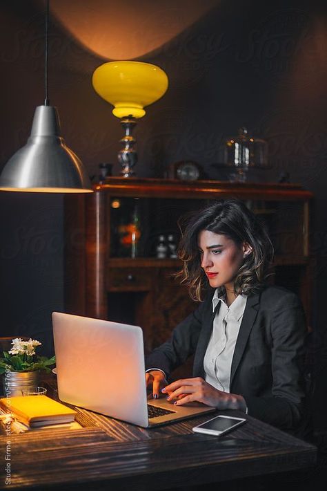 Business Portraits Woman, Woman Office, Business Woman Successful, Office Pictures, Clothing Displays, Business Photoshoot, Business Portrait, Business Photos, Successful Women