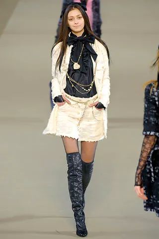 Chanel Fall 2006 Ready-to-Wear Collection | Vogue Black And White Makeup, Runway Fashion Couture, Mode Chanel, Chanel Fashion, Fashion Line, School Fashion, Looks Vintage, Couture Fashion, 90s Fashion