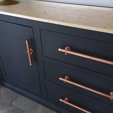 Top 70 Best Kitchen Cabinet Hardware Ideas - Knob And Pull Designs Sideboard Makeover, Copper Door, Hale Navy, Painted Cabinets, Best Kitchen Cabinets, Copper Handles, Kitchen Cabinet Hardware, Hus Inspiration, Copper Kitchen