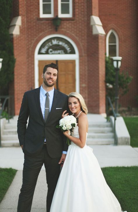 Pre Wedding Photoshoot Beach, Marriage Poses, Bride Groom Photoshoot, Prenuptial Photoshoot, Lifestyle Photography Couples, Short Bride, Groom Photoshoot, Wedding Portrait Poses, Wedding Picture Poses