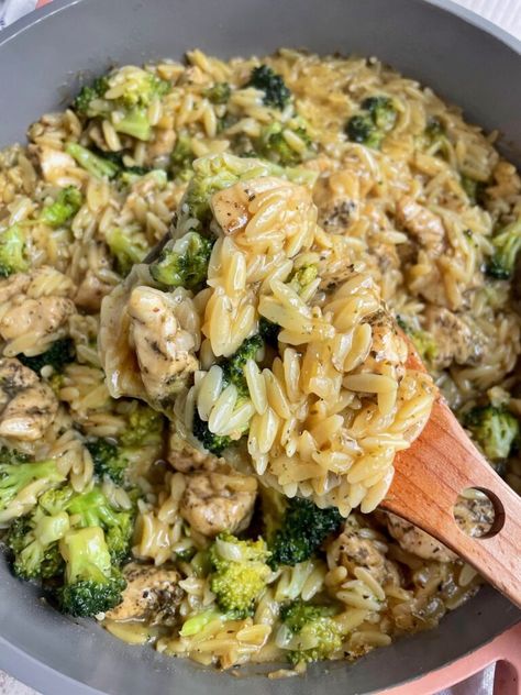 Broccoli Cheddar Chicken Orzo - thechowdown Orzo Meal Prep Recipes, Ground Chicken And Orzo, Chicken Broccoli Orzo Recipes, Orzo Chicken Broccoli, One Pot Chicken Orzo Recipes, Ground Chicken Orzo Recipes, Ground Chicken Broccoli Recipes, Orzo Broccoli Recipes, Chicken Orzo Recipes Healthy