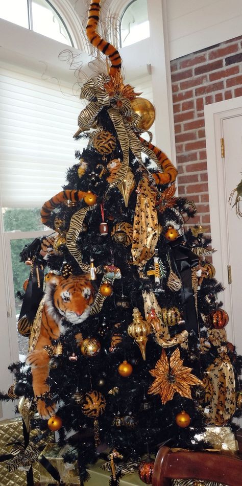 The Mizzou Tiger Tree--love the tiger tail all the way thru the tree! Lsu Themed Christmas Tree, Tiger Christmas Tree, Clemson Christmas Tree, Clemson Wreath, Farmhouse Christmas Tree Ornaments, Fishing Meme, Christmas Tree Flocked, Christmas Tree Colorful, Christmas Tree Photography