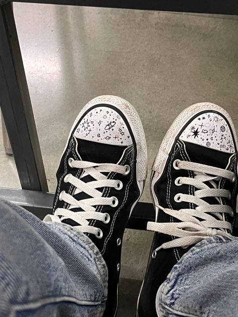 Things To Draw On Converse Grunge, Draw On Converse, Converse Doodles, Shoe Doodles, Decorated Converse, Drawing On Converse, Spider Man Shoes, Best Sneakers For Men, Diy Converse